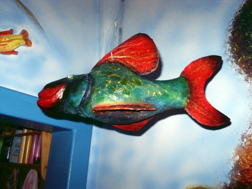 Fisch, grün/blau mit roten Flossen