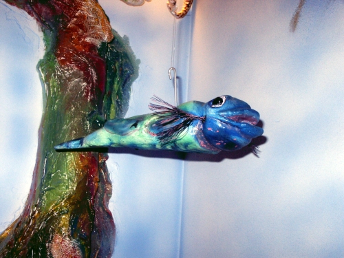 Flacher Fisch mit blauem Kopf
